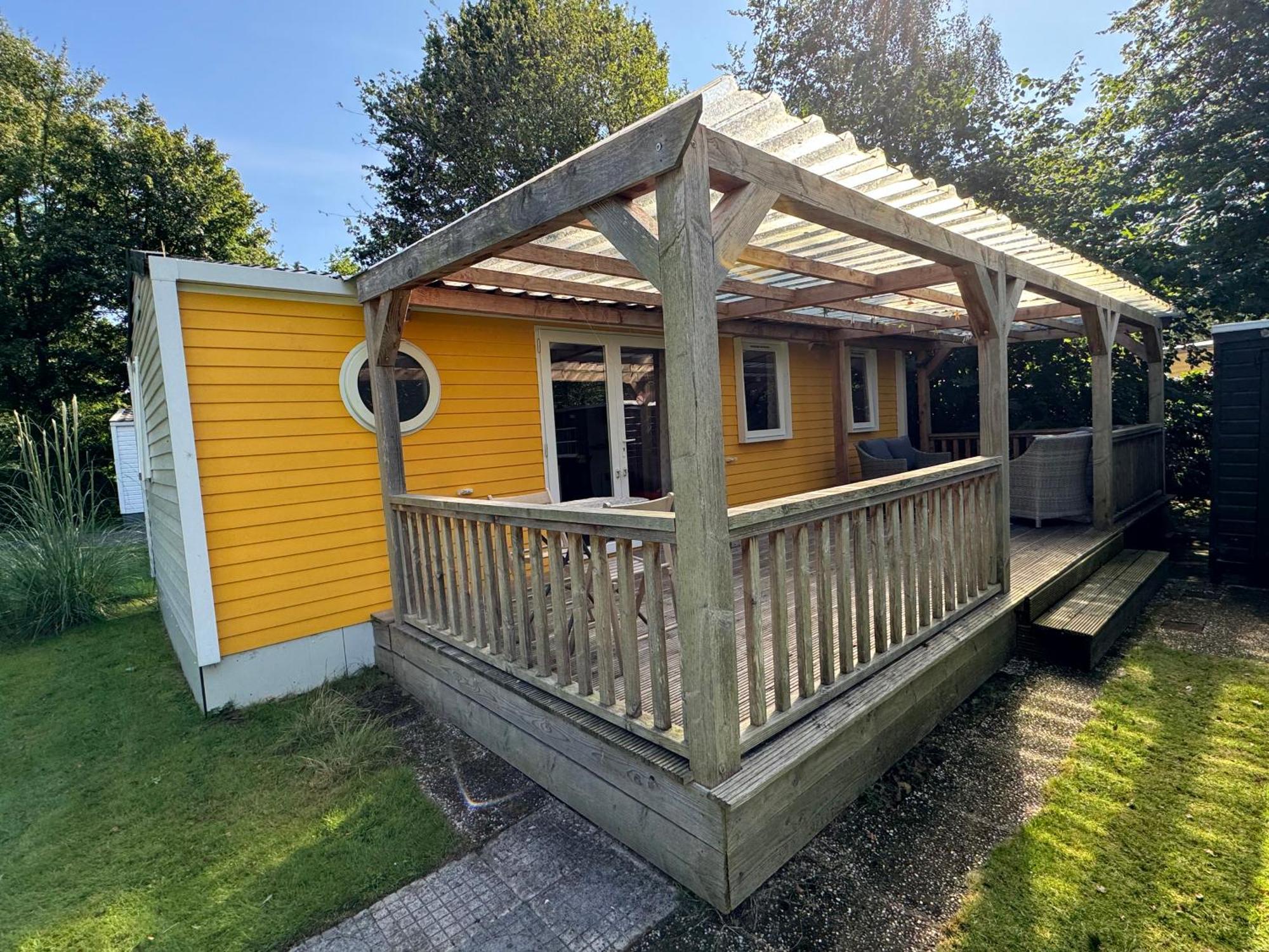 Ruime 5-Persoons Chalet Aan Het Bergumermeer Suameer Exterior photo